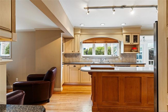 1023 St Charles St, House other with 3 bedrooms, 3 bathrooms and 6 parking in Victoria BC | Image 22