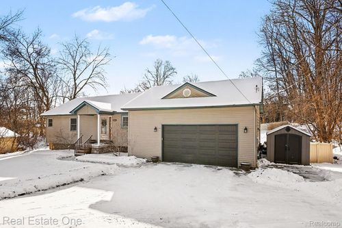 10540 Kenrich Dr, Brighton, MI, 48116-9572 | Card Image