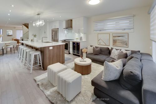 284 Atlas Avenue, York, ON, M6C3P9 | Card Image