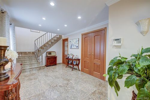 81 161st Ave, Howard Beach, NY, 11414-2944 | Card Image