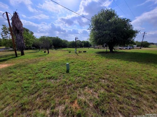 200 Blue Jay Dr, Floresville, TX, 78114-4737 | Card Image