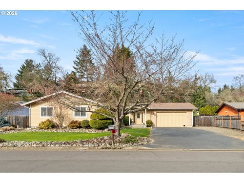 137 N River Dr, Roseburg, OR, 97470-8010 | Card Image