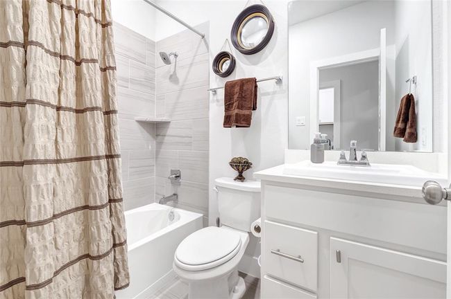 Another Bath for guest or for any of the 3 extra bedrooms. | Image 18