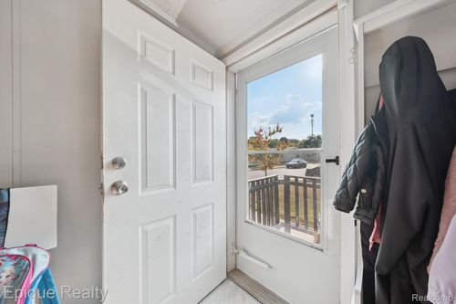 9757 Townsquare Blvd, Fenton, MI, 48430-8218 | Card Image