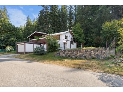 1412 Campbell Ave, House other with 4 bedrooms, 2 bathrooms and null parking in Riondel BC | Image 2