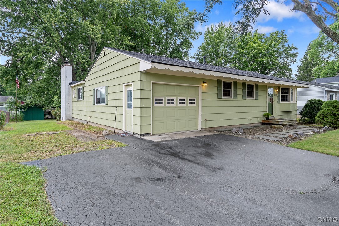 Hawthorne Dr, Liverpool, NY 13090
