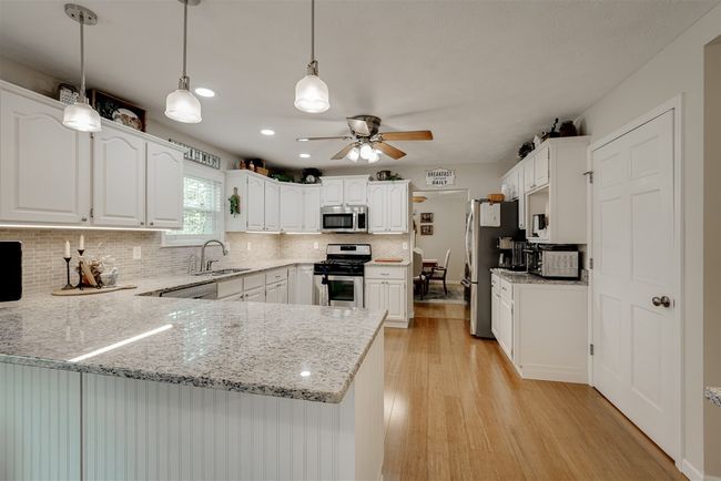 307 Blue Jay Dr, House other with 4 bedrooms, 4 bathrooms and 2 parking in Le Roy IL | Image 13