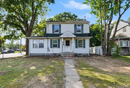 2 Willett Ave, Sayville, NY, 11782-2320 | Card Image