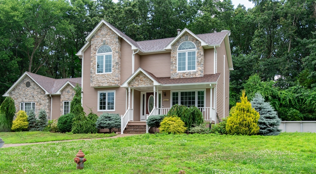 Stonebridge Ct, Cranston, RI 02921