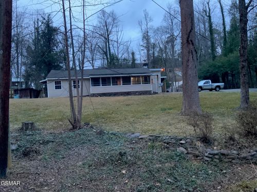 517 Laurel Ave, Gatlinburg, TN, 37738-3013 | Card Image
