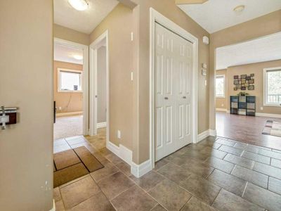 533 Sunridge Cres W, House detached with 4 bedrooms, 3 bathrooms and 4 parking in Lethbridge AB | Image 3