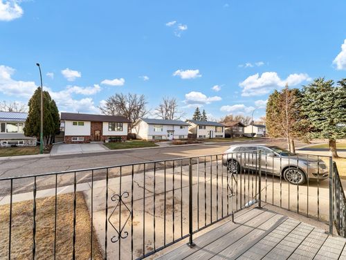488 18 St Ne, Medicine Hat, AB, T1C1G1 | Card Image