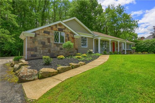 9 Victoria Dr, New Castle, PA, 16105-1229 | Card Image