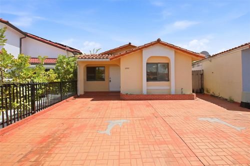 2555 W 65th St, Hialeah, FL, 33016-6317 | Card Image