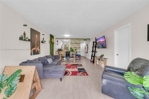apt-206-9410 Poinciana Pl, Davie, FL, 33324-4808 | Card Image