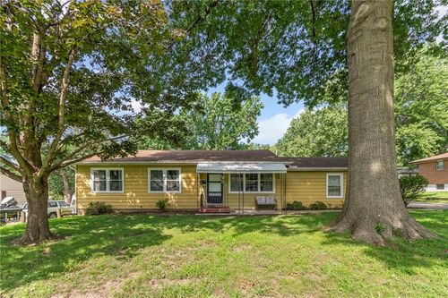 2504 Queen Ridge Dr, Independence, MO, 64055-2031 | Card Image