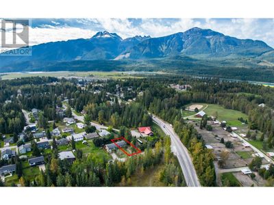 1505 Mckinnon Rd, Home with 5 bedrooms, 2 bathrooms and 1 parking in Revelstoke BC | Image 3