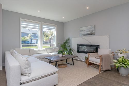 909 Bank St, Victoria, BC, V8S4B1 | Card Image