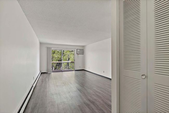Entry/Living Room | Image 16