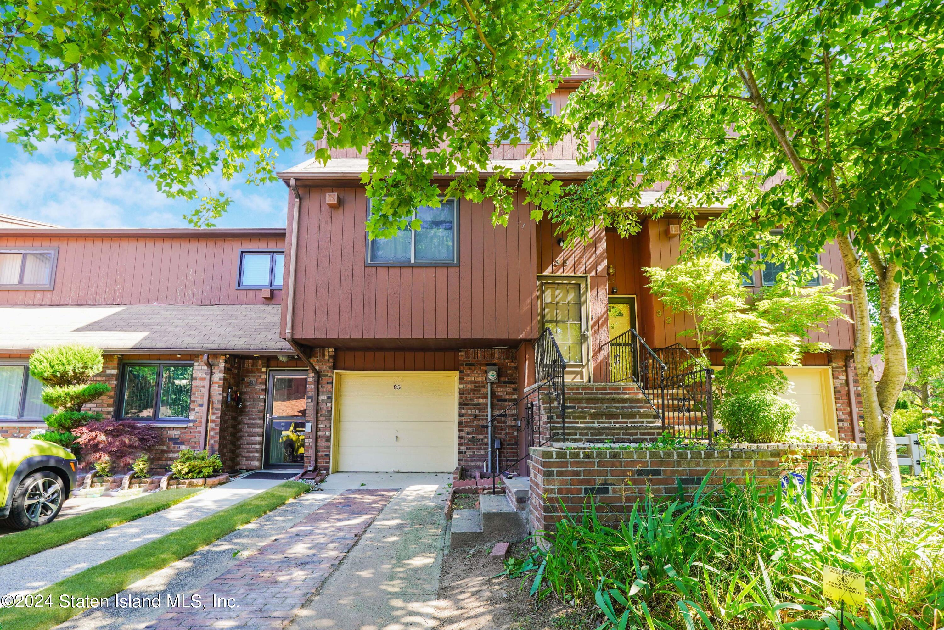 Pamela Ln, Staten Island, NY 10304