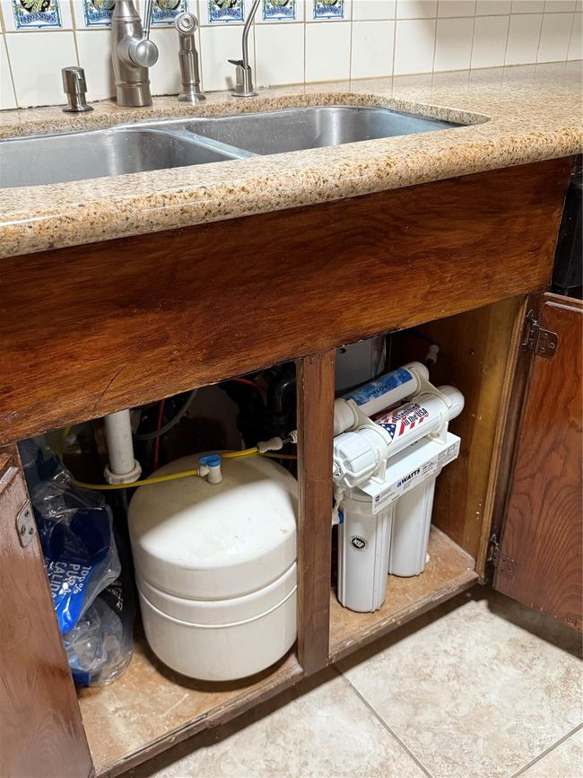 Kitchen water filtration system. | Image 22
