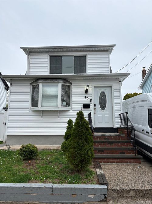 40 S 16th St, New Hyde Park, NY, 11040-4915 | Card Image