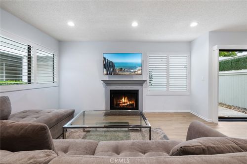 3-27114 Hidaway Ave, Canyon Country, CA, 91351-4132 | Card Image