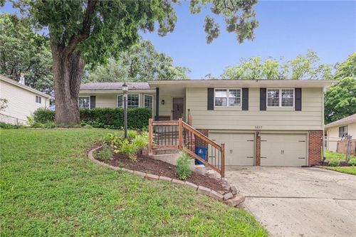 5217 N Wyandotte St, Gladstone, MO, 64118-4346 | Card Image