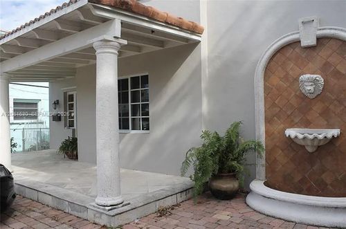 1029 Sw 10th Ave, Miami, FL, 33130-3617 | Card Image