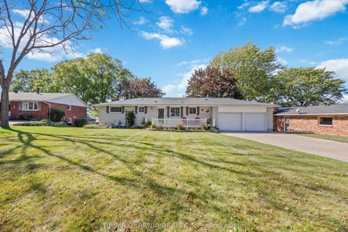 563 Riverside Dr, Corunna, ON, N0N1G0 | Card Image