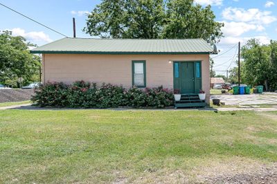 402 E 4th Street, House other with 2 bedrooms, 1 bathrooms and 5 parking in Taylor TX | Image 1