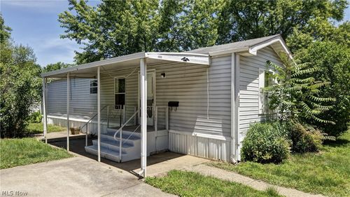 122 Pompano Ln Se, New Philadelphia, OH, 44663-3124 | Card Image