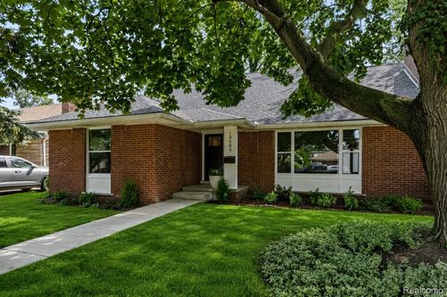 19984 Fairway Dr, Grosse Pointe Woods, MI, 48236-2435 | Card Image