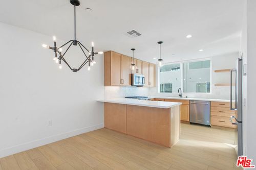 11224 Victory Blvd, North Hollywood, CA, 91606-3613 | Card Image