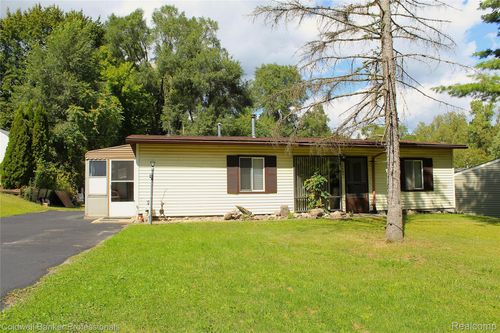 10593 9 Mile Rd, Whitmore Lake, MI, 48189-9129 | Card Image