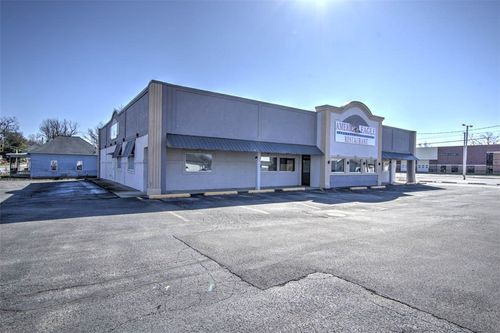 102 E Park St, Taylorville, IL, 62568-1539 | Card Image