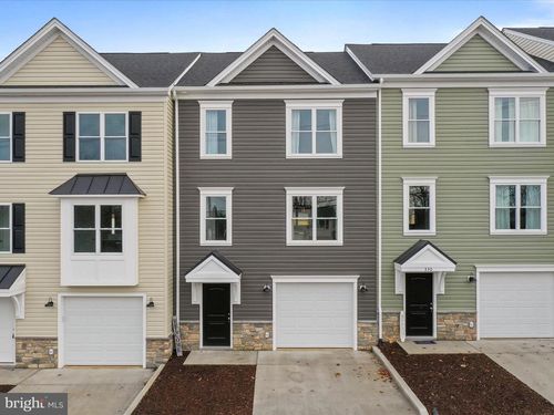 328 W 11th St, FRONT ROYAL, VA, 22630-2806 | Card Image