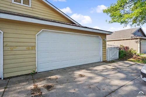 4015 Overland Dr, Lawrence, KS, 66049-4122 | Card Image