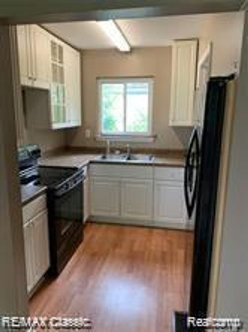 300 Center St, Holly, MI, 48442-1711 | Card Image