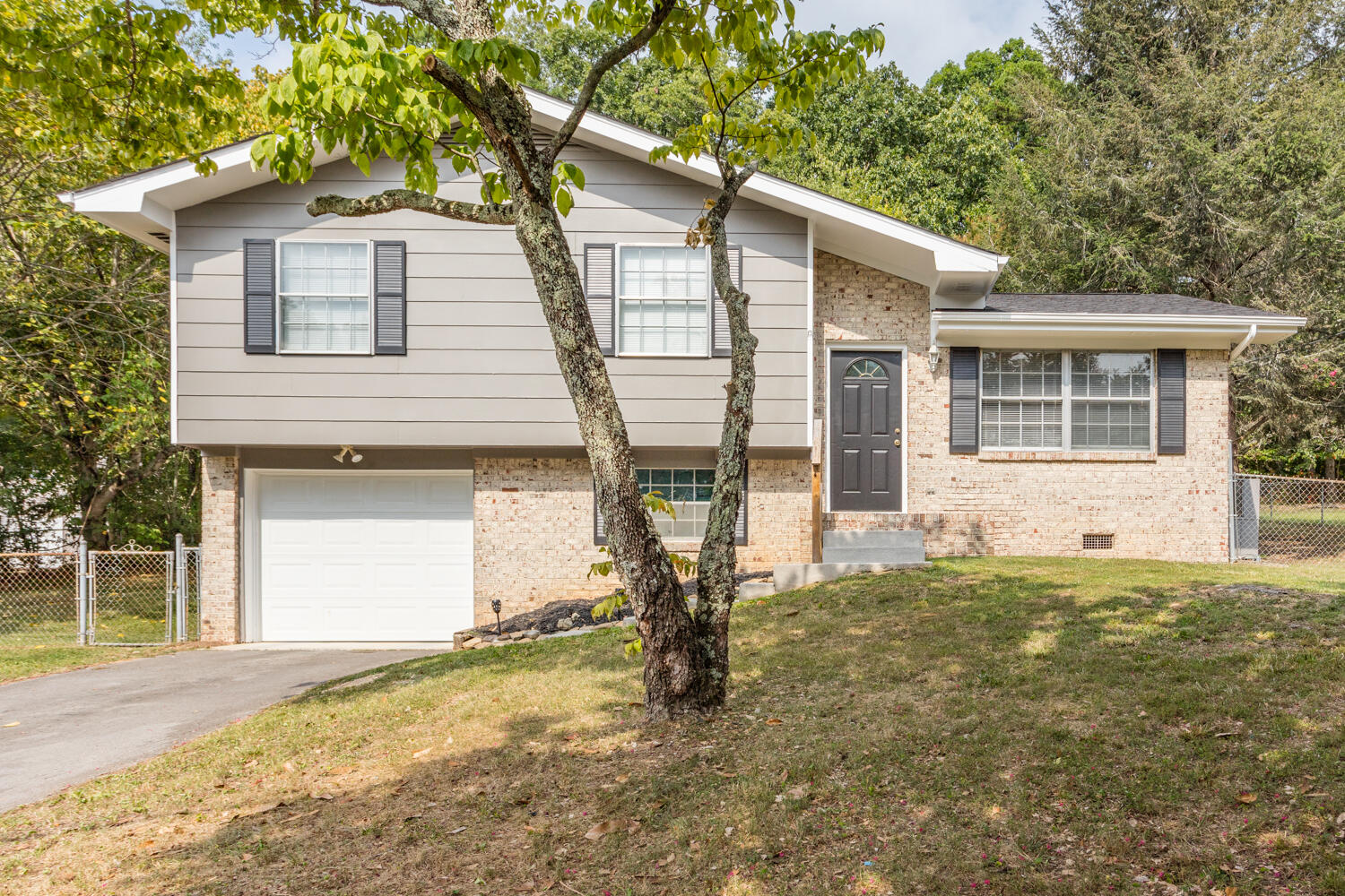 Laurelwood Cir, Rossville, GA 30741