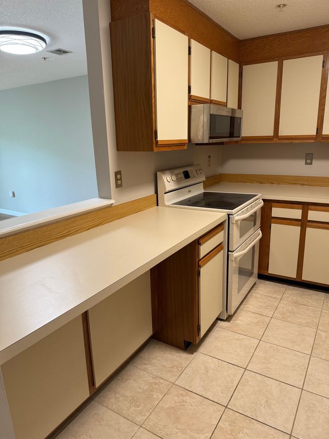 APT-204 - 12 Ledgewood Hills Dr, Condo with 2 bedrooms, 2 bathrooms and null parking in Nashua NH | Image 5