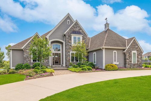 7175 W Oakview Court, MEQUON, WI, 53092 | Card Image