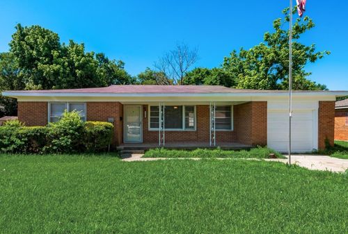 1706 E Garnett St, Gainesville, TX, 76240-5105 | Card Image