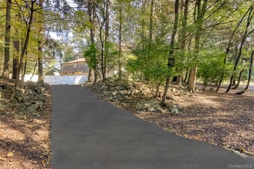 8 Kings Gate Rd, Suffern, NY, 10901-3111 | Card Image