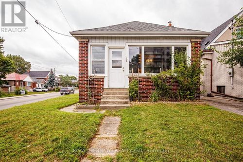 758 Jane St, York, ON, M6N4B9 | Card Image