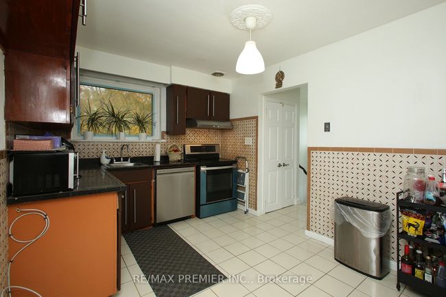 36 Newlin Cres, House attached with 5 bedrooms, 3 bathrooms and 4 parking in North York ON | Image 11
