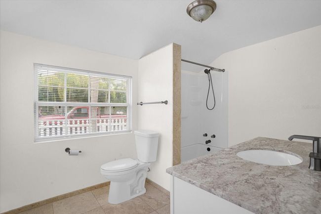 Bathroom 2 | Image 18