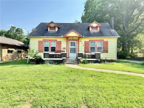 813 E Main St, Independence, KS, 67301-3727 | Card Image