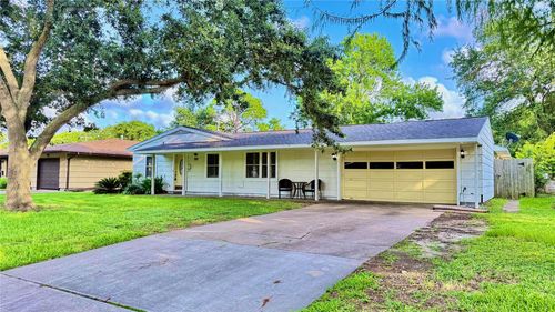 321 20th Ave N, Texas City, TX, 77590-6138 | Card Image