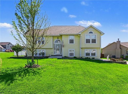 19621 Harbor Dr, Smithville, MO, 64089-8303 | Card Image